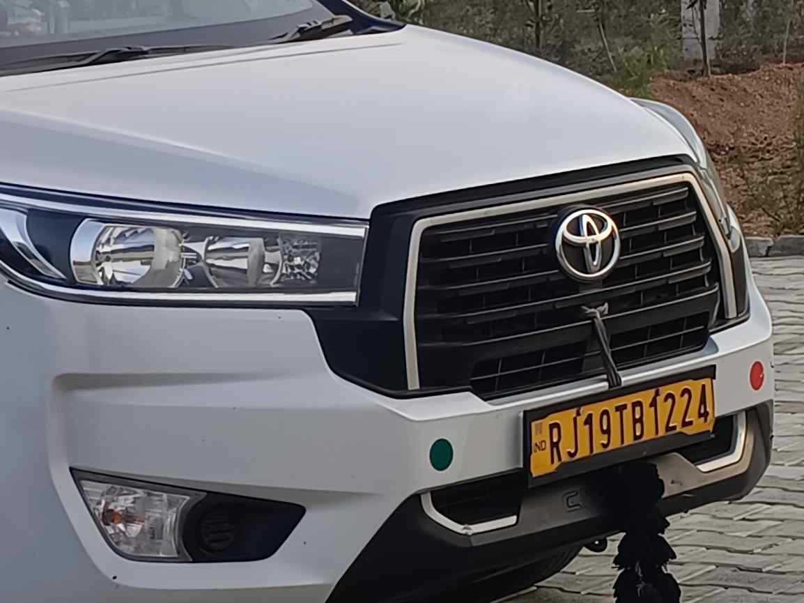 SUV Crysta Car