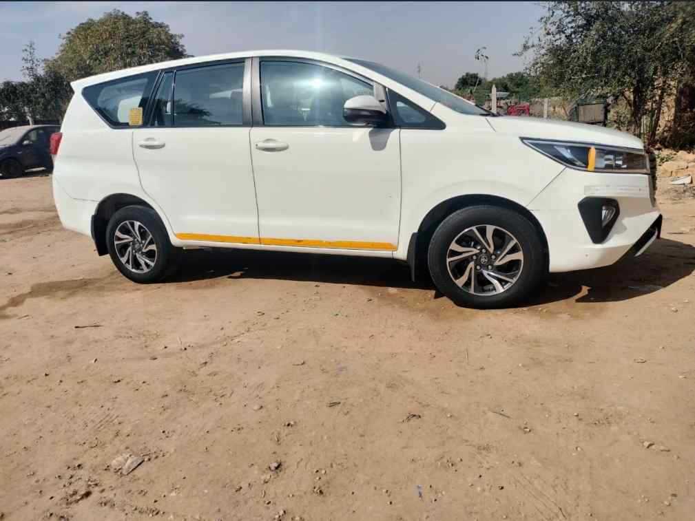 SUV Crysta Car